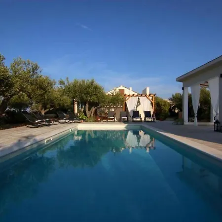 Villa Secluded Oasis With Pool, Outdoor Kitchen, & Landscaped Terraces - Three Bedroom