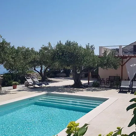 Villa Secluded Oasis With Pool, Outdoor Kitchen, & Landscaped Terraces - Three Bedroom *