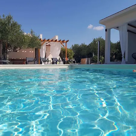 Villa Secluded Oasis With Pool, Outdoor Kitchen, & Landscaped Terraces - Three Bedroom *