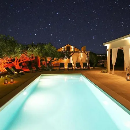 Villa Secluded Oasis With Pool, Outdoor Kitchen, & Landscaped Terraces - Three Bedroom *