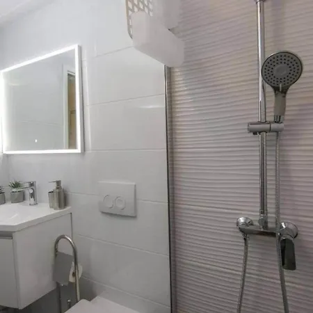 Vila Secluded Oasis With Pool, Outdoor Kitchen, & Landscaped Terraces - Three Bedroom