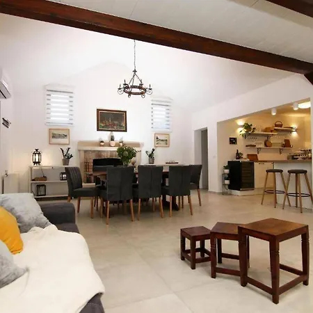Vila Secluded Oasis With Pool, Outdoor Kitchen, & Landscaped Terraces - Three Bedroom